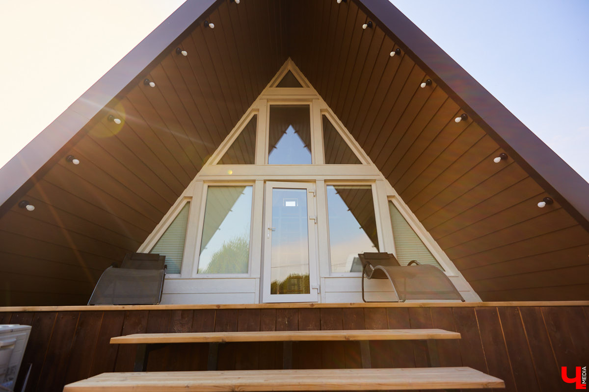 Что делать, когда отдых и свежий воздух необходимы, а отказываться от благ цивилизации в виде отопления и спутникового телевидения желания нет? Ответ один – искать место, где лучшее из двух миров органично сосуществует.