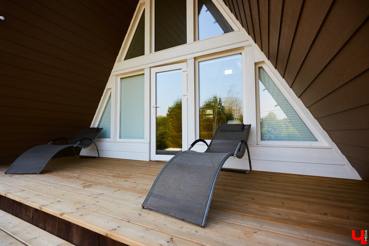 Что делать, когда отдых и свежий воздух необходимы, а отказываться от благ цивилизации в виде отопления и спутникового телевидения желания нет? Ответ один – искать место, где лучшее из двух миров органично сосуществует.