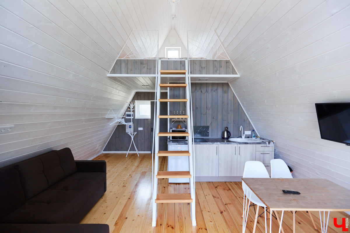 Что делать, когда отдых и свежий воздух необходимы, а отказываться от благ цивилизации в виде отопления и спутникового телевидения желания нет? Ответ один – искать место, где лучшее из двух миров органично сосуществует.