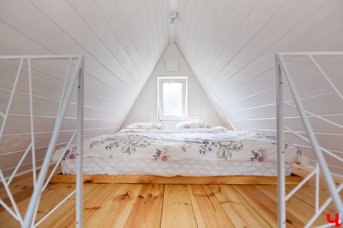 Что делать, когда отдых и свежий воздух необходимы, а отказываться от благ цивилизации в виде отопления и спутникового телевидения желания нет? Ответ один – искать место, где лучшее из двух миров органично сосуществует.