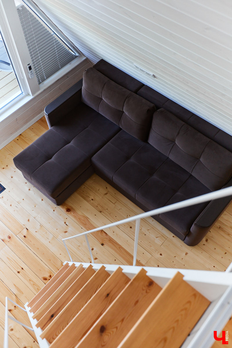 Что делать, когда отдых и свежий воздух необходимы, а отказываться от благ цивилизации в виде отопления и спутникового телевидения желания нет? Ответ один – искать место, где лучшее из двух миров органично сосуществует.