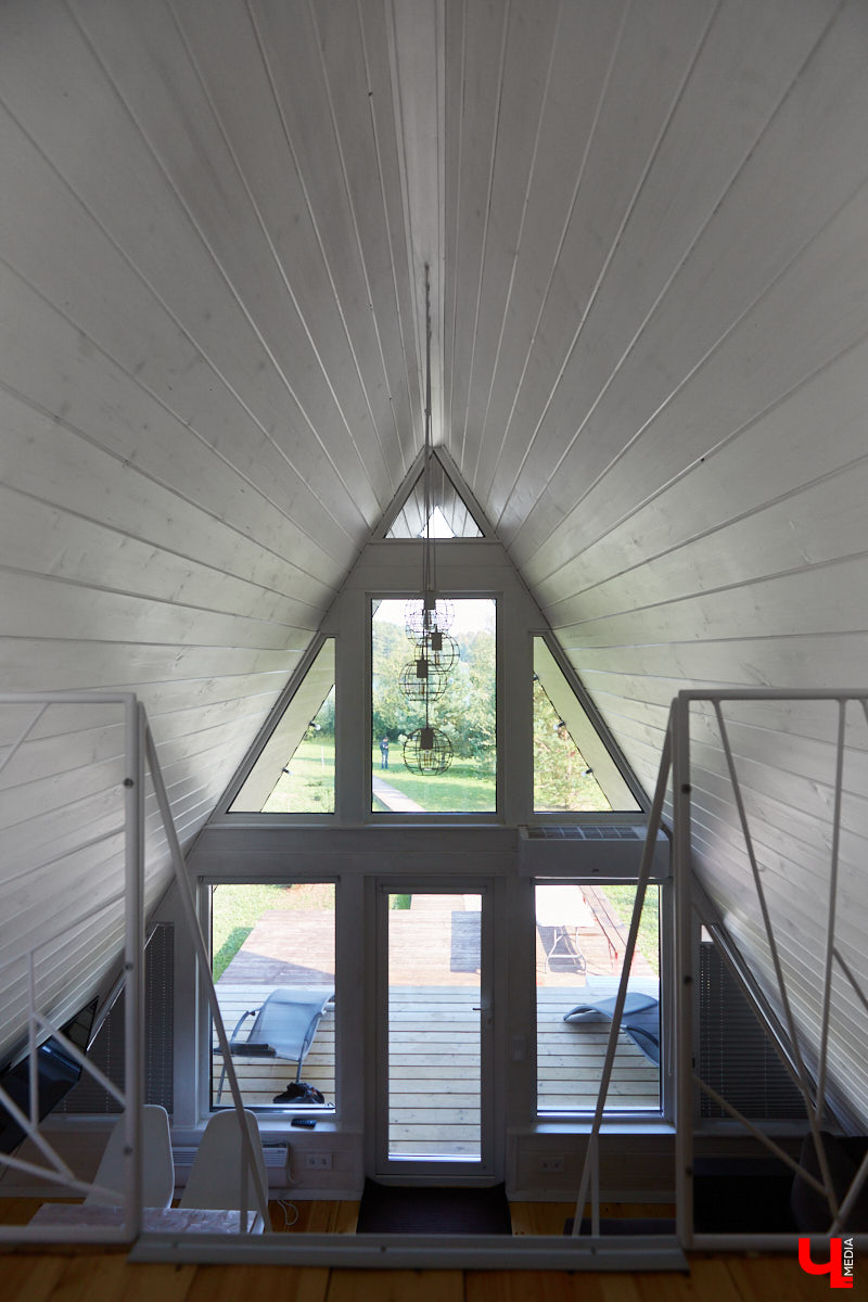 Что делать, когда отдых и свежий воздух необходимы, а отказываться от благ цивилизации в виде отопления и спутникового телевидения желания нет? Ответ один – искать место, где лучшее из двух миров органично сосуществует.