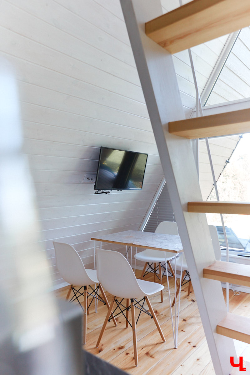 Что делать, когда отдых и свежий воздух необходимы, а отказываться от благ цивилизации в виде отопления и спутникового телевидения желания нет? Ответ один – искать место, где лучшее из двух миров органично сосуществует.