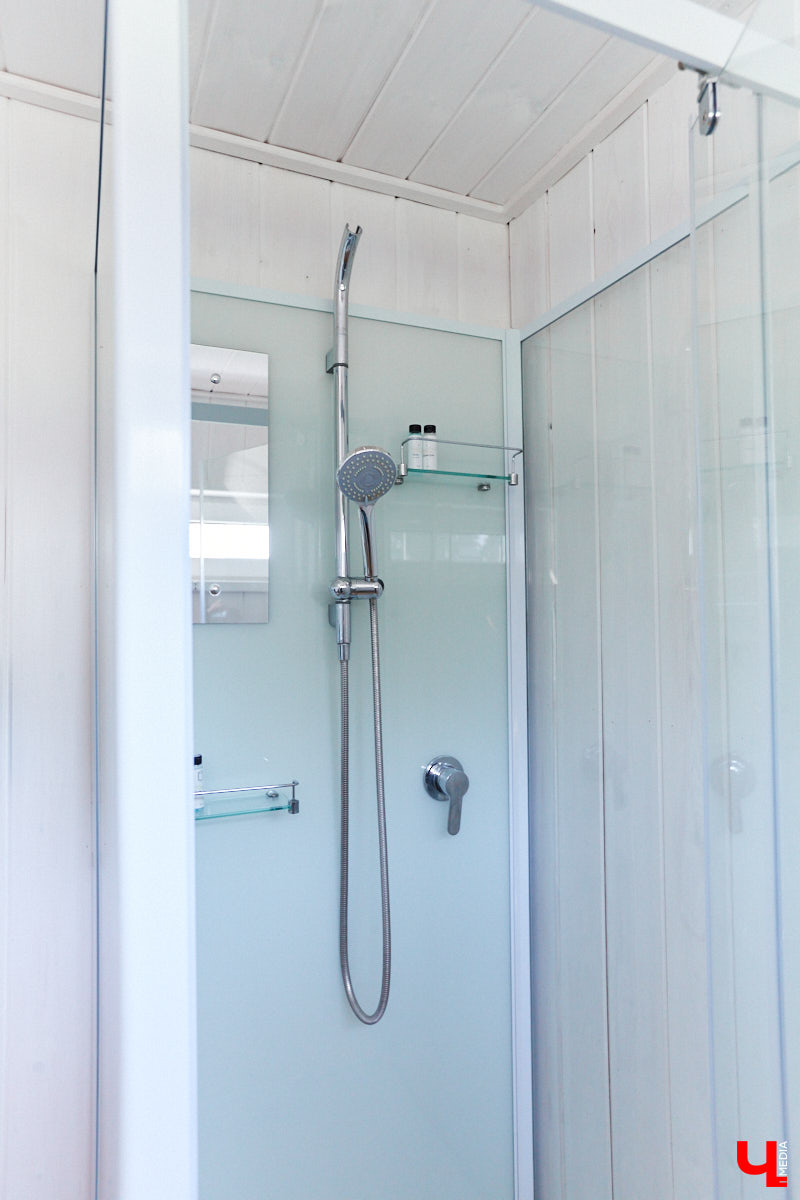 Что делать, когда отдых и свежий воздух необходимы, а отказываться от благ цивилизации в виде отопления и спутникового телевидения желания нет? Ответ один – искать место, где лучшее из двух миров органично сосуществует.