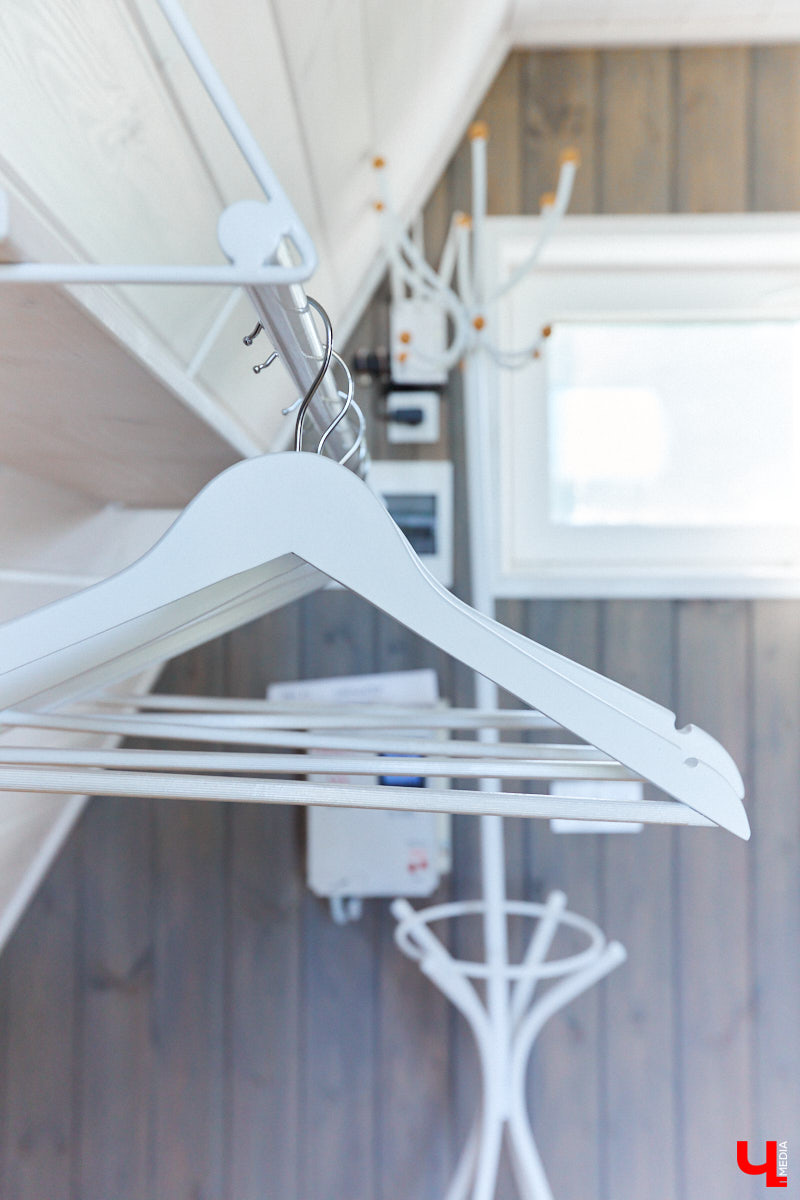 Что делать, когда отдых и свежий воздух необходимы, а отказываться от благ цивилизации в виде отопления и спутникового телевидения желания нет? Ответ один – искать место, где лучшее из двух миров органично сосуществует.