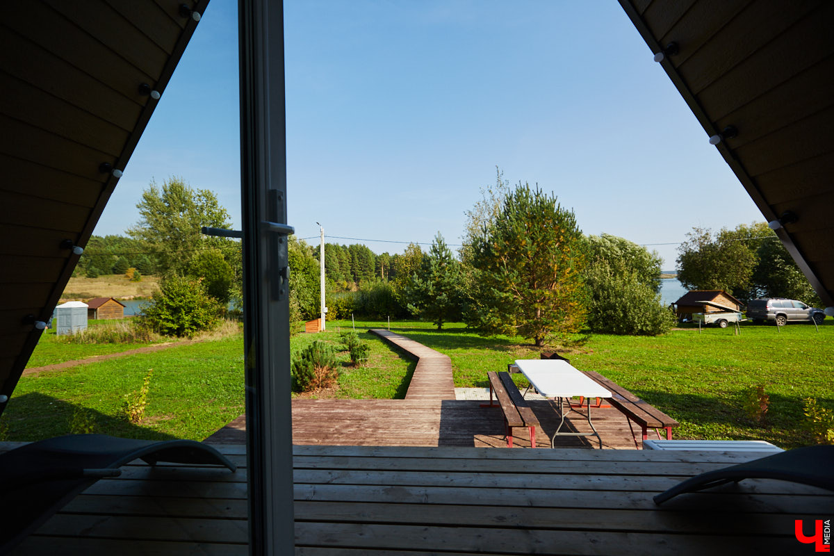 Что делать, когда отдых и свежий воздух необходимы, а отказываться от благ цивилизации в виде отопления и спутникового телевидения желания нет? Ответ один – искать место, где лучшее из двух миров органично сосуществует.