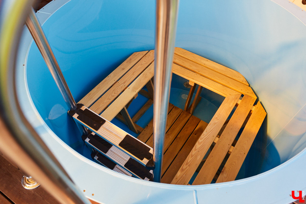 Что делать, когда отдых и свежий воздух необходимы, а отказываться от благ цивилизации в виде отопления и спутникового телевидения желания нет? Ответ один – искать место, где лучшее из двух миров органично сосуществует.