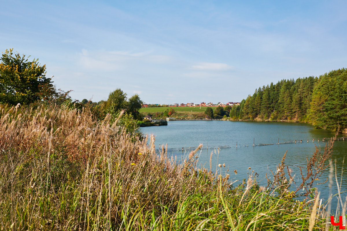 Что делать, когда отдых и свежий воздух необходимы, а отказываться от благ цивилизации в виде отопления и спутникового телевидения желания нет? Ответ один – искать место, где лучшее из двух миров органично сосуществует.