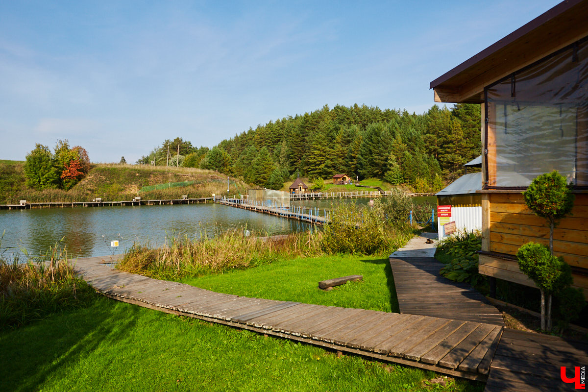 Что делать, когда отдых и свежий воздух необходимы, а отказываться от благ цивилизации в виде отопления и спутникового телевидения желания нет? Ответ один – искать место, где лучшее из двух миров органично сосуществует.