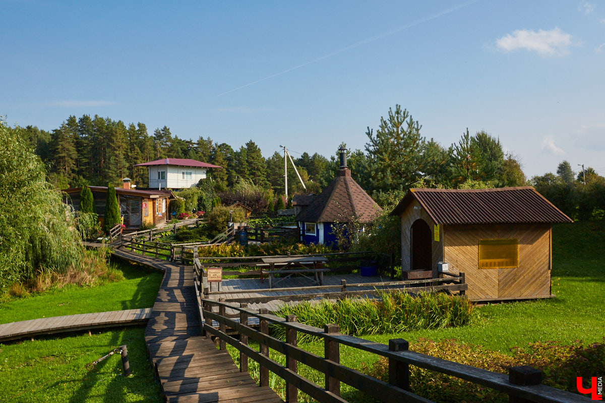 Что делать, когда отдых и свежий воздух необходимы, а отказываться от благ цивилизации в виде отопления и спутникового телевидения желания нет? Ответ один – искать место, где лучшее из двух миров органично сосуществует.