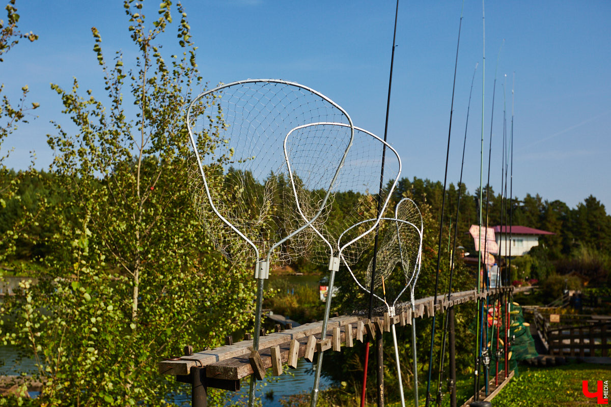 Что делать, когда отдых и свежий воздух необходимы, а отказываться от благ цивилизации в виде отопления и спутникового телевидения желания нет? Ответ один – искать место, где лучшее из двух миров органично сосуществует.