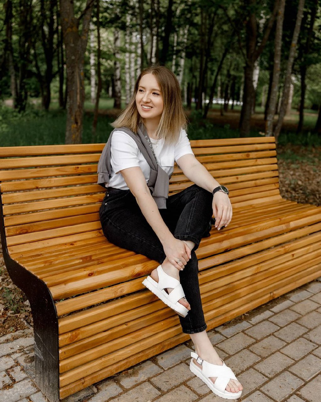 Совсем недавно на видеохостинге YouTube появился канал «Регионы». Это блог Марины Ледневой из Владимира о жизни за пределами столицы и крупных городов. В формате сюжетов с проблематикой девушка исследует культуру, образование, спорт, социальную сферу, урбанистику — словом, любые сферы, кроме политики.