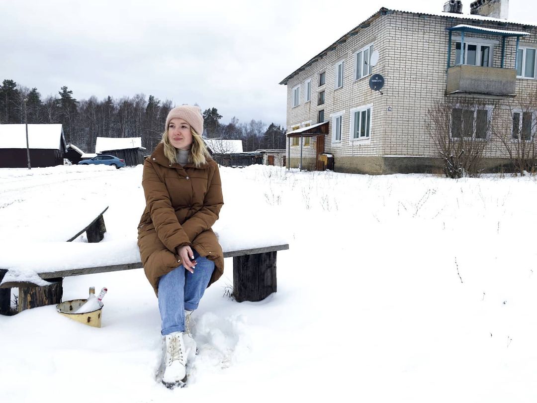 Совсем недавно на видеохостинге YouTube появился канал «Регионы». Это блог Марины Ледневой из Владимира о жизни за пределами столицы и крупных городов. В формате сюжетов с проблематикой девушка исследует культуру, образование, спорт, социальную сферу, урбанистику — словом, любые сферы, кроме политики.