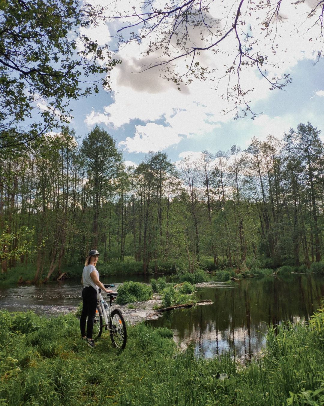 Совсем недавно на видеохостинге YouTube появился канал «Регионы». Это блог Марины Ледневой из Владимира о жизни за пределами столицы и крупных городов. В формате сюжетов с проблематикой девушка исследует культуру, образование, спорт, социальную сферу, урбанистику — словом, любые сферы, кроме политики.