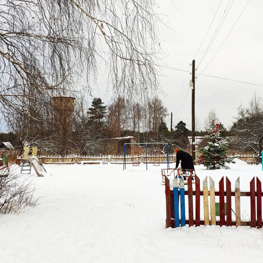 Совсем недавно на видеохостинге YouTube появился канал «Регионы». Это блог Марины Ледневой из Владимира о жизни за пределами столицы и крупных городов. В формате сюжетов с проблематикой девушка исследует культуру, образование, спорт, социальную сферу, урбанистику — словом, любые сферы, кроме политики.