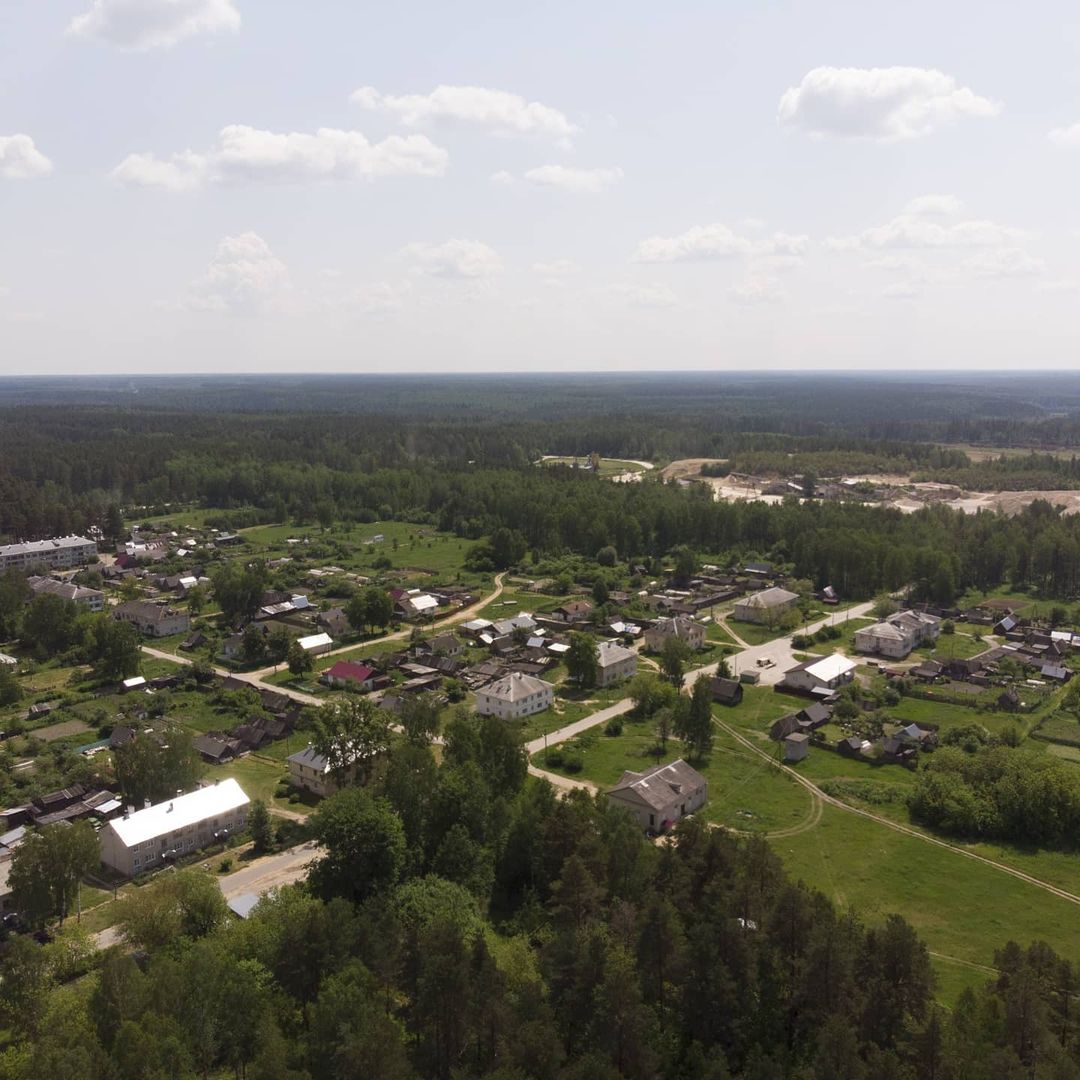 Совсем недавно на видеохостинге YouTube появился канал «Регионы». Это блог Марины Ледневой из Владимира о жизни за пределами столицы и крупных городов. В формате сюжетов с проблематикой девушка исследует культуру, образование, спорт, социальную сферу, урбанистику — словом, любые сферы, кроме политики.