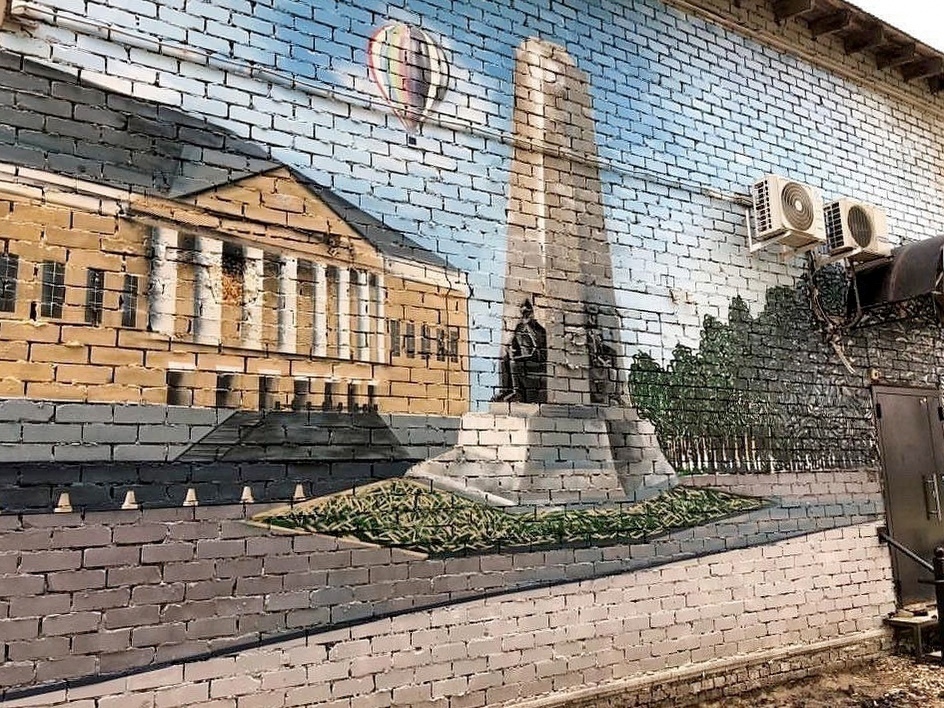 В этот раз на карте городских арт-обновлений — только крупные работы. Собрали топ-4 фасада с мотивами спорта, любви и мечты в Центральном парке, Перекопском городке, на улицах Университетской и Строителей.