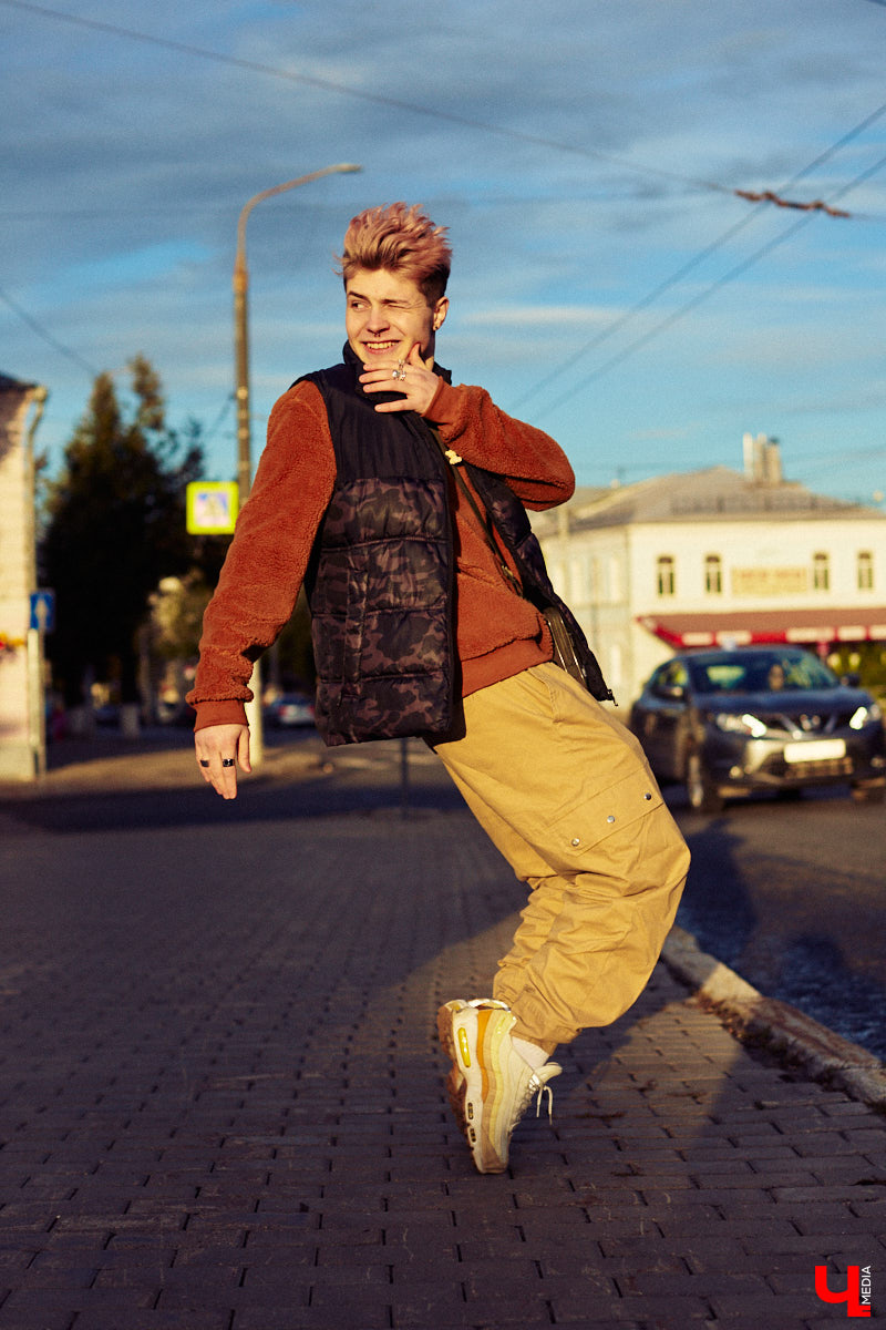 Кислотные оттенки, пальцы в перстнях и волосы цвета «фламинго». Иван Бакалейский делится историями об импульсивном шопинге на 70 тысяч рублей и поясняет за бренды.