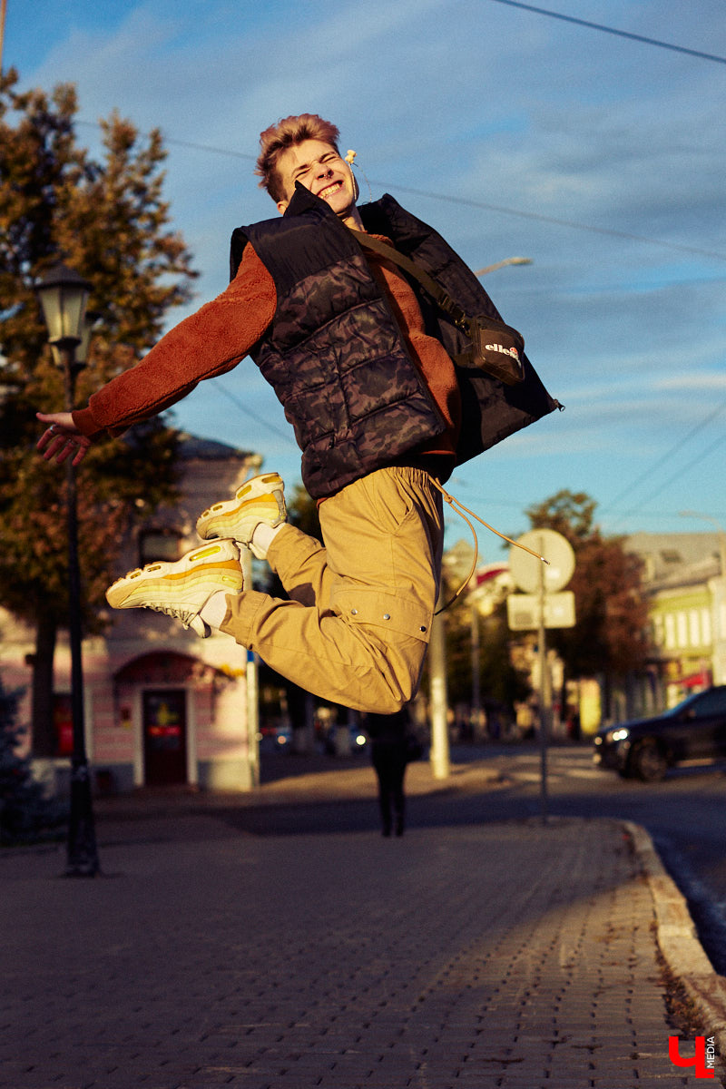 Кислотные оттенки, пальцы в перстнях и волосы цвета «фламинго». Иван Бакалейский делится историями об импульсивном шопинге на 70 тысяч рублей и поясняет за бренды.