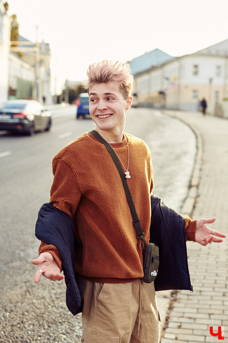 Кислотные оттенки, пальцы в перстнях и волосы цвета «фламинго». Иван Бакалейский делится историями об импульсивном шопинге на 70 тысяч рублей и поясняет за бренды.