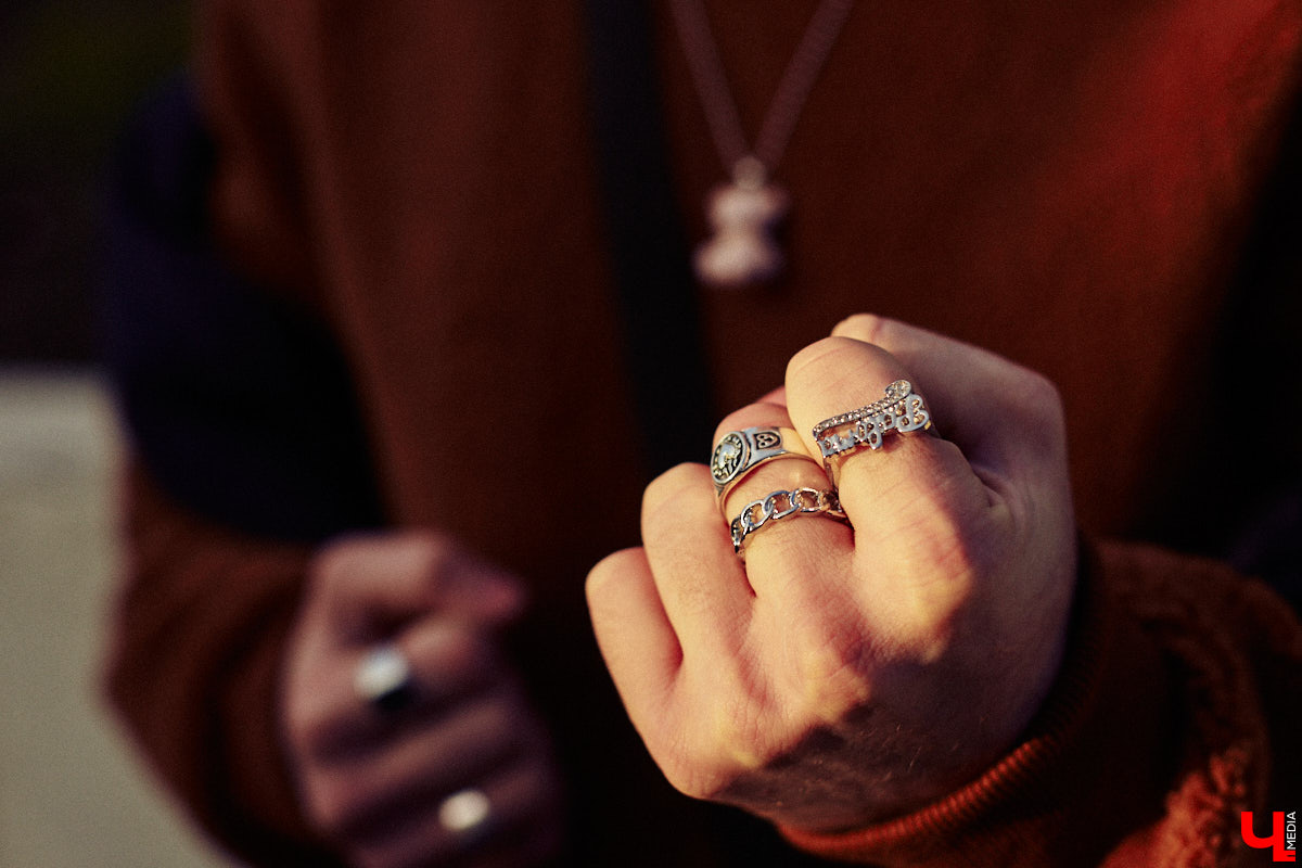 Кислотные оттенки, пальцы в перстнях и волосы цвета «фламинго». Иван Бакалейский делится историями об импульсивном шопинге на 70 тысяч рублей и поясняет за бренды.