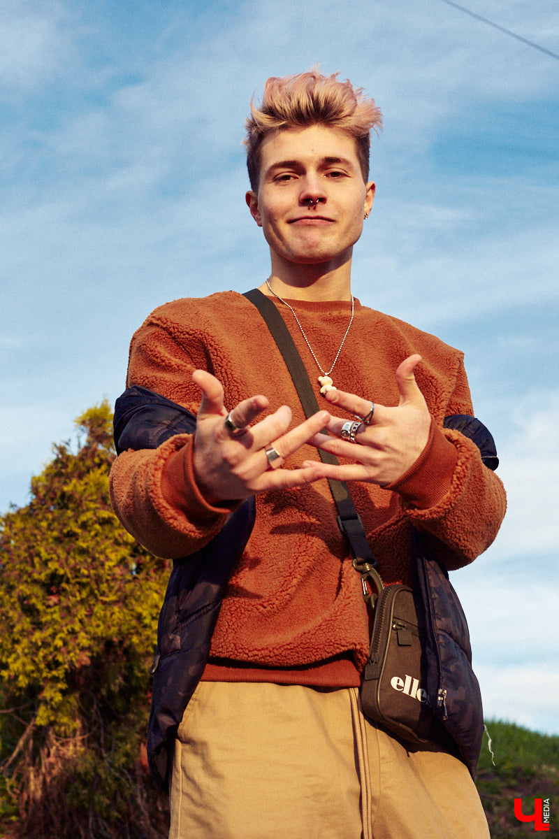 Кислотные оттенки, пальцы в перстнях и волосы цвета «фламинго». Иван Бакалейский делится историями об импульсивном шопинге на 70 тысяч рублей и поясняет за бренды.