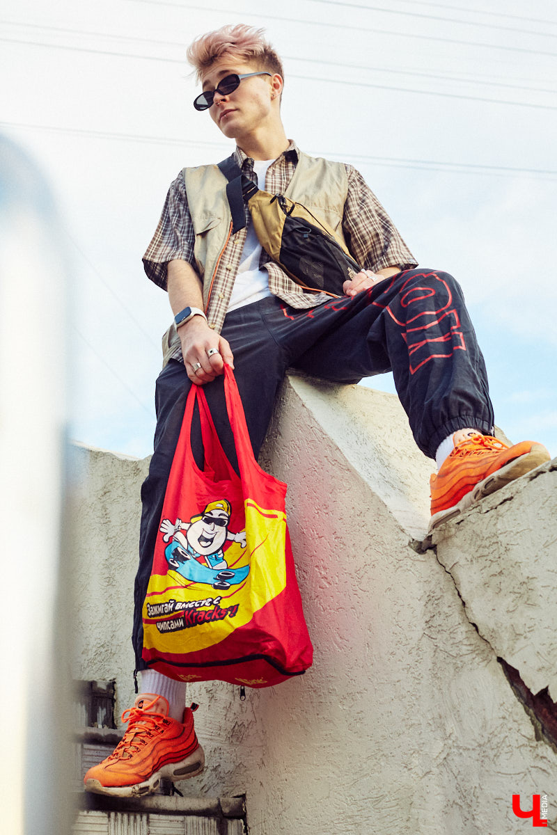 Кислотные оттенки, пальцы в перстнях и волосы цвета «фламинго». Иван Бакалейский делится историями об импульсивном шопинге на 70 тысяч рублей и поясняет за бренды.