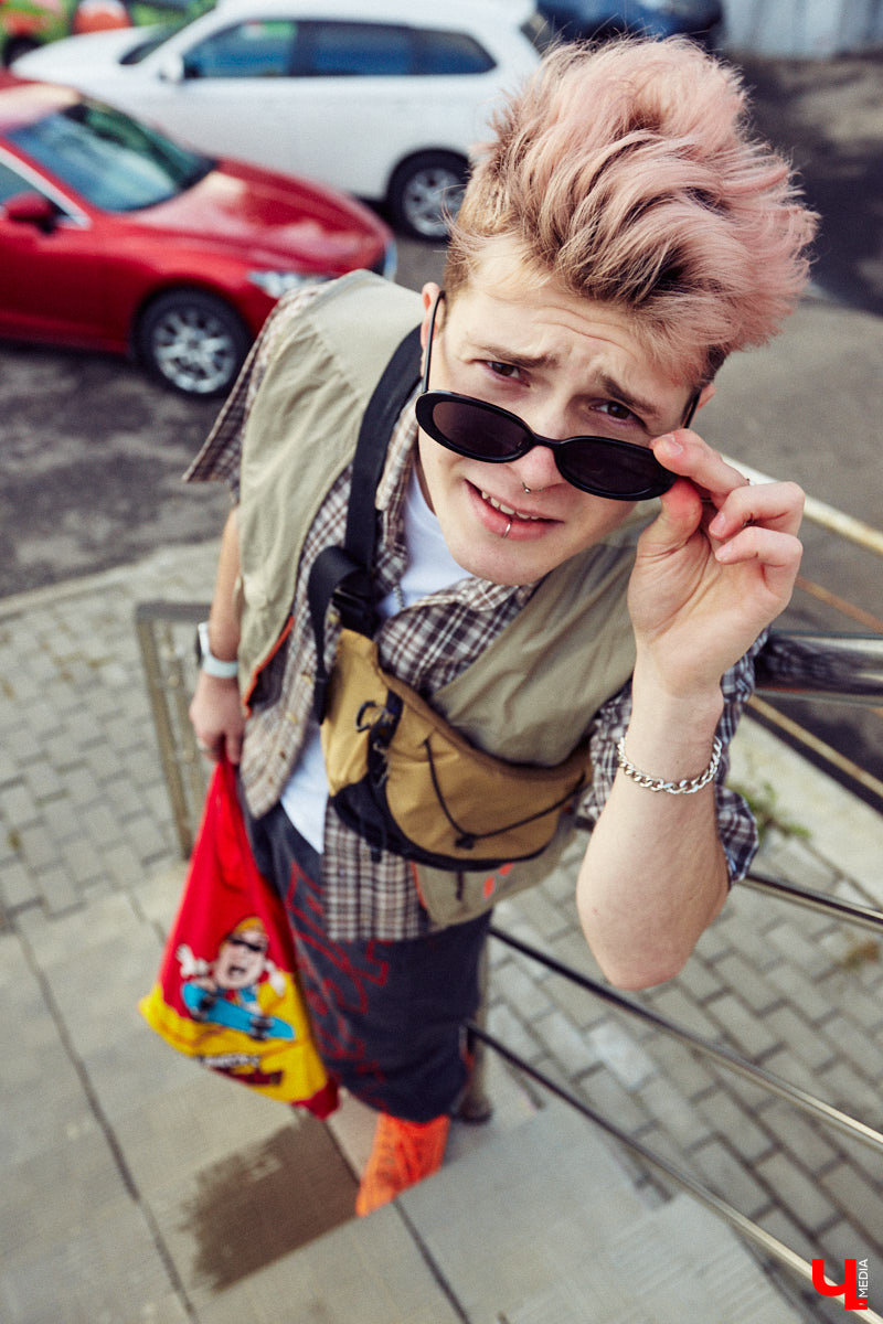 Кислотные оттенки, пальцы в перстнях и волосы цвета «фламинго». Иван Бакалейский делится историями об импульсивном шопинге на 70 тысяч рублей и поясняет за бренды.