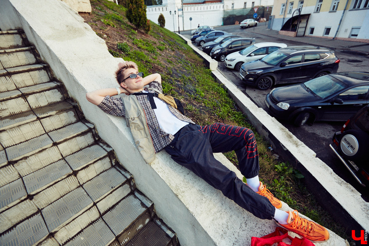 Кислотные оттенки, пальцы в перстнях и волосы цвета «фламинго». Иван Бакалейский делится историями об импульсивном шопинге на 70 тысяч рублей и поясняет за бренды.