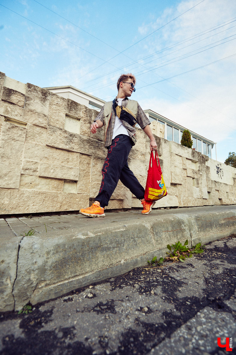 Кислотные оттенки, пальцы в перстнях и волосы цвета «фламинго». Иван Бакалейский делится историями об импульсивном шопинге на 70 тысяч рублей и поясняет за бренды.