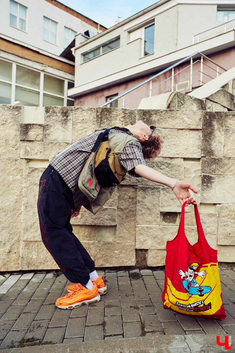 Кислотные оттенки, пальцы в перстнях и волосы цвета «фламинго». Иван Бакалейский делится историями об импульсивном шопинге на 70 тысяч рублей и поясняет за бренды.