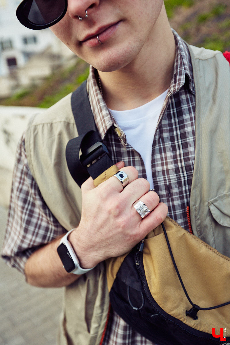 Кислотные оттенки, пальцы в перстнях и волосы цвета «фламинго». Иван Бакалейский делится историями об импульсивном шопинге на 70 тысяч рублей и поясняет за бренды.