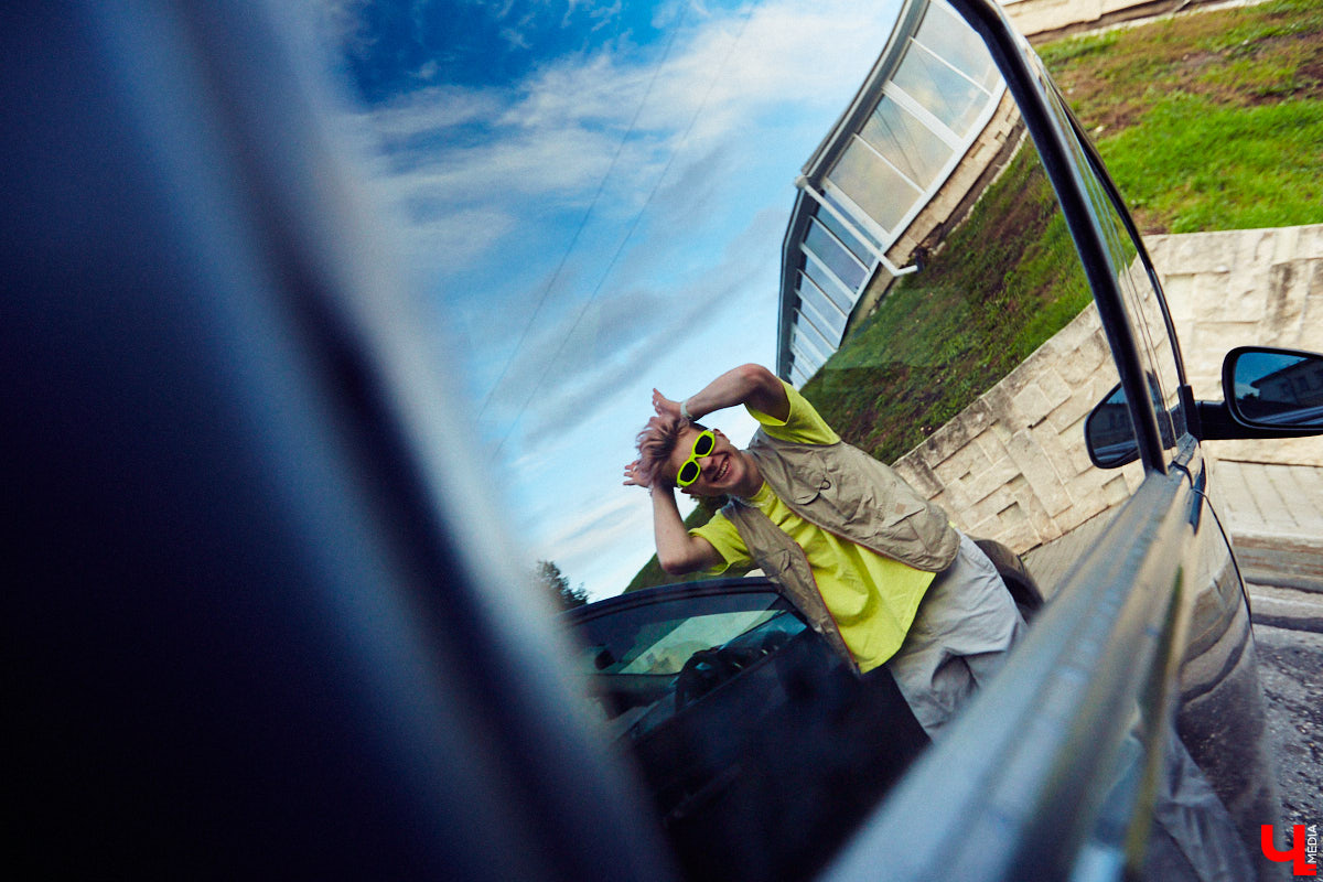 Кислотные оттенки, пальцы в перстнях и волосы цвета «фламинго». Иван Бакалейский делится историями об импульсивном шопинге на 70 тысяч рублей и поясняет за бренды.