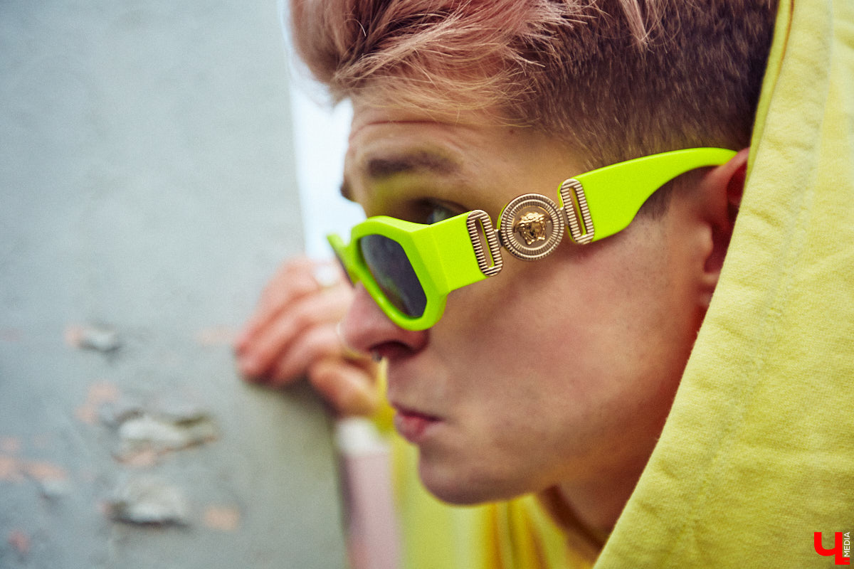 Кислотные оттенки, пальцы в перстнях и волосы цвета «фламинго». Иван Бакалейский делится историями об импульсивном шопинге на 70 тысяч рублей и поясняет за бренды.