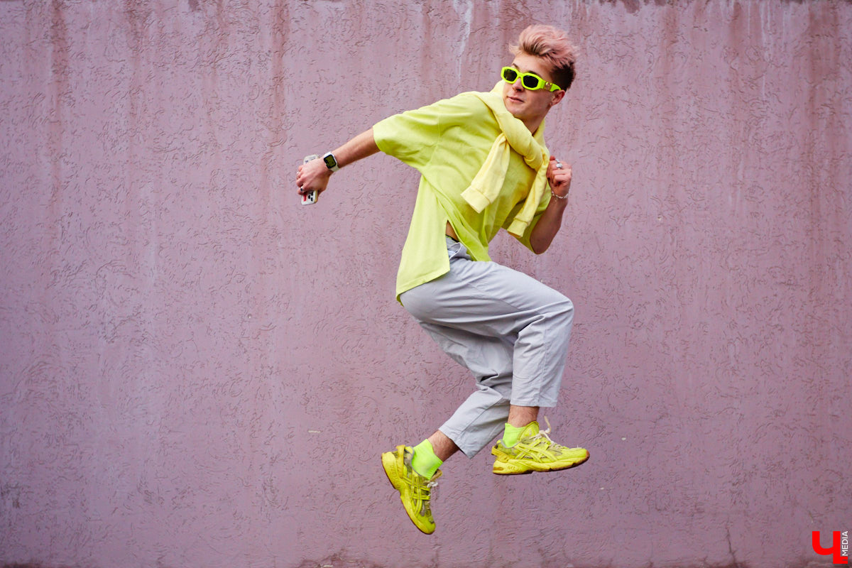 Кислотные оттенки, пальцы в перстнях и волосы цвета «фламинго». Иван Бакалейский делится историями об импульсивном шопинге на 70 тысяч рублей и поясняет за бренды.