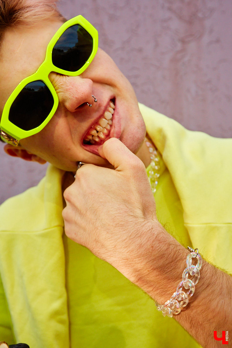 Кислотные оттенки, пальцы в перстнях и волосы цвета «фламинго». Иван Бакалейский делится историями об импульсивном шопинге на 70 тысяч рублей и поясняет за бренды.