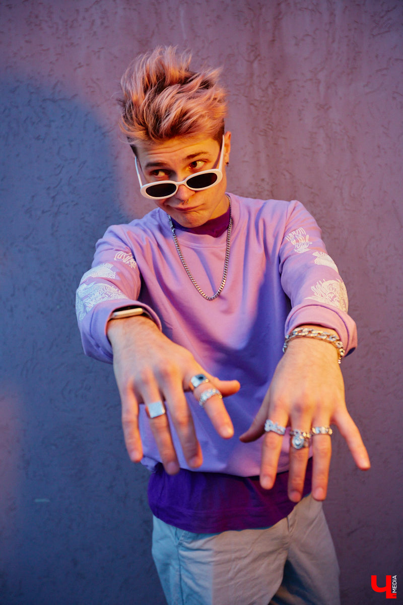 Кислотные оттенки, пальцы в перстнях и волосы цвета «фламинго». Иван Бакалейский делится историями об импульсивном шопинге на 70 тысяч рублей и поясняет за бренды.