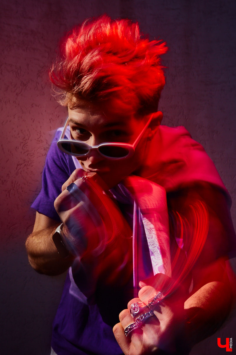 Кислотные оттенки, пальцы в перстнях и волосы цвета «фламинго». Иван Бакалейский делится историями об импульсивном шопинге на 70 тысяч рублей и поясняет за бренды.