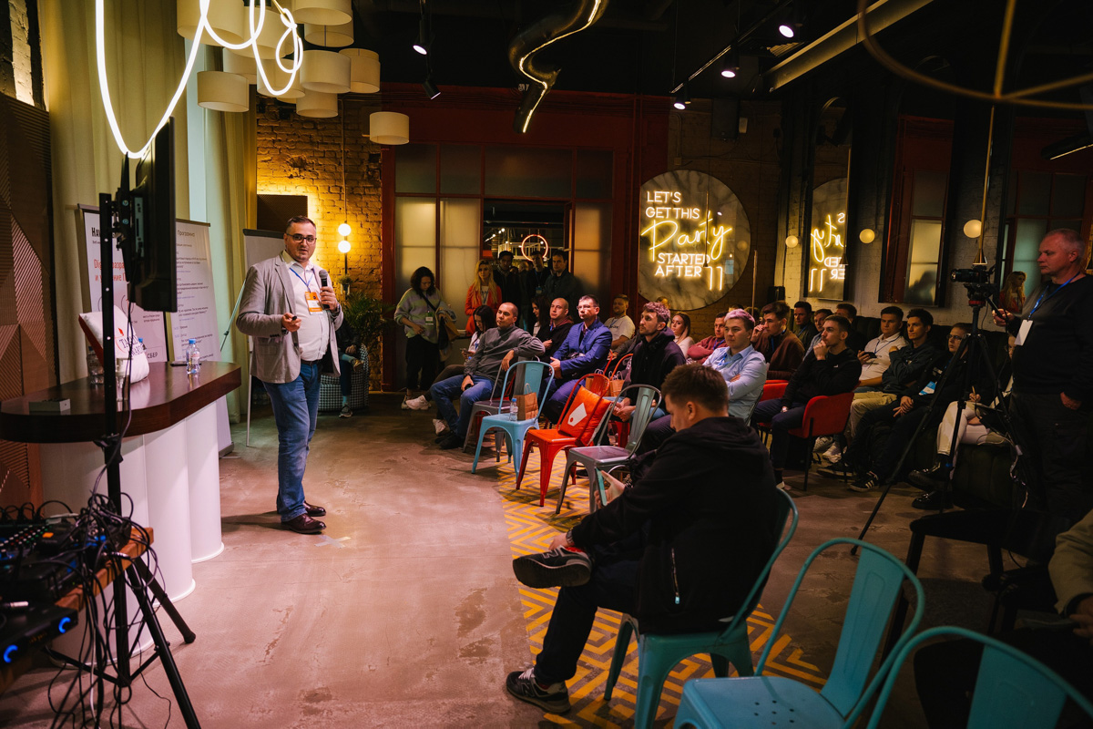 Mind Bros Conf — большое образовательное мероприятие во Владимире для представителей IT-отрасли. В минувшую субботу состоялась пилотная встреча с размахом: на докладах, интервью и воркшопах по теме в общей сложности побывали 200+ человек.