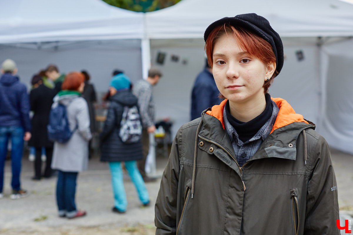 В субботу в центре Владимира на улице Музейная было необычно людно. Не привязываясь к каким-либо датам, а исходя исключительно из желания и своих возможностей, Розановский центр при поддержке Московской международной киношколы и центра современной культуры «Флигель» организовал здесь фестиваль «Лица улиц».