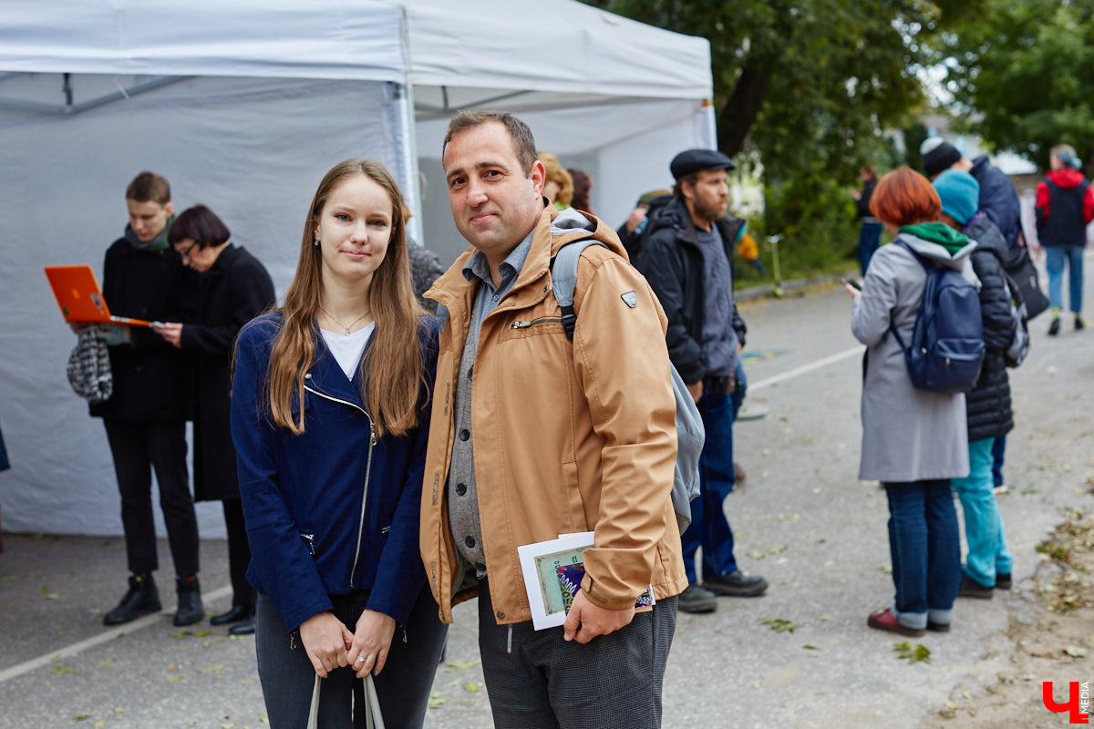 В субботу в центре Владимира на улице Музейная было необычно людно. Не привязываясь к каким-либо датам, а исходя исключительно из желания и своих возможностей, Розановский центр при поддержке Московской международной киношколы и центра современной культуры «Флигель» организовал здесь фестиваль «Лица улиц».