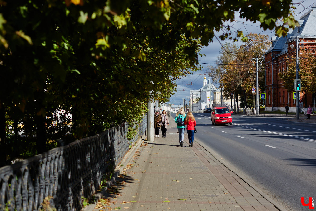 В субботу в центре Владимира на улице Музейная было необычно людно. Не привязываясь к каким-либо датам, а исходя исключительно из желания и своих возможностей, Розановский центр при поддержке Московской международной киношколы и центра современной культуры «Флигель» организовал здесь фестиваль «Лица улиц».