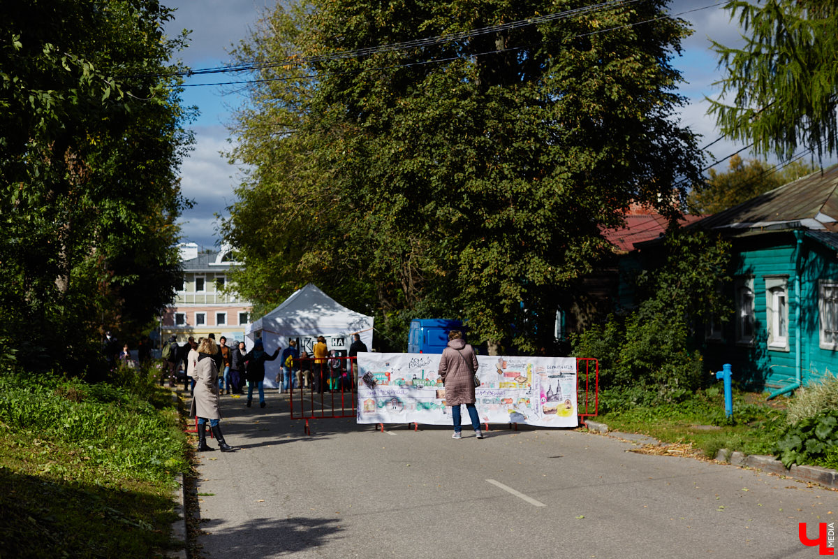 В субботу в центре Владимира на улице Музейная было необычно людно. Не привязываясь к каким-либо датам, а исходя исключительно из желания и своих возможностей, Розановский центр при поддержке Московской международной киношколы и центра современной культуры «Флигель» организовал здесь фестиваль «Лица улиц».