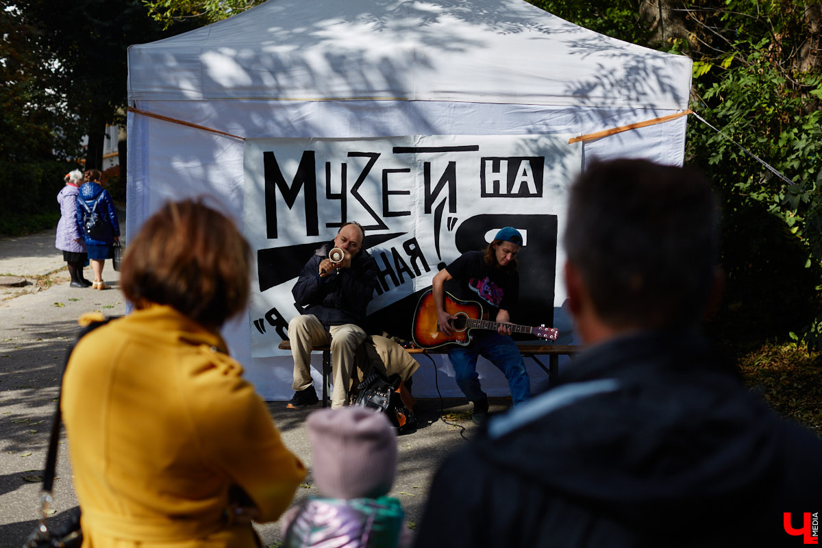 В субботу в центре Владимира на улице Музейная было необычно людно. Не привязываясь к каким-либо датам, а исходя исключительно из желания и своих возможностей, Розановский центр при поддержке Московской международной киношколы и центра современной культуры «Флигель» организовал здесь фестиваль «Лица улиц».