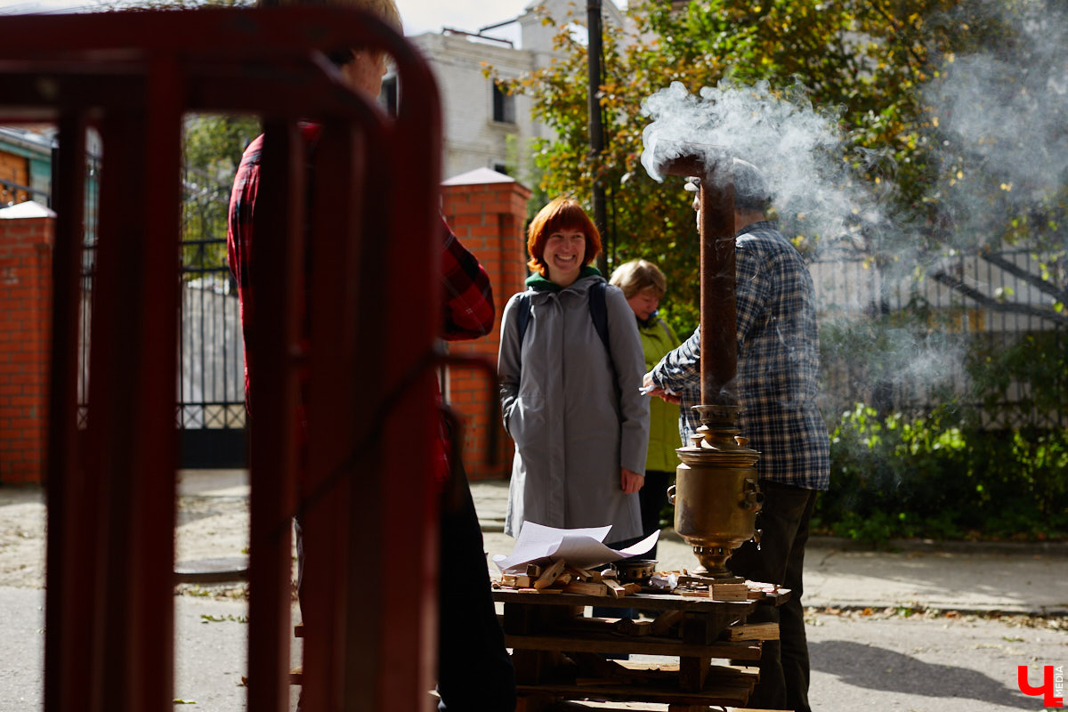 В субботу в центре Владимира на улице Музейная было необычно людно. Не привязываясь к каким-либо датам, а исходя исключительно из желания и своих возможностей, Розановский центр при поддержке Московской международной киношколы и центра современной культуры «Флигель» организовал здесь фестиваль «Лица улиц».
