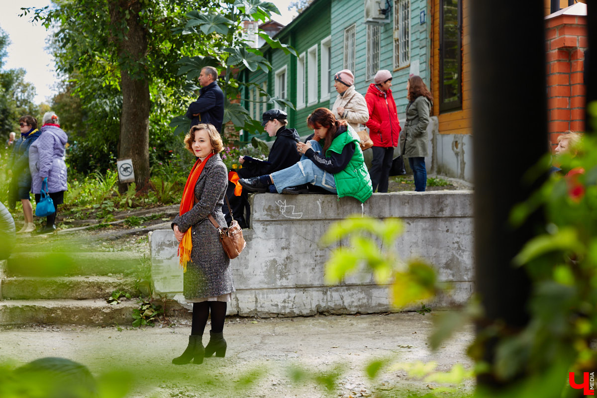 В субботу в центре Владимира на улице Музейная было необычно людно. Не привязываясь к каким-либо датам, а исходя исключительно из желания и своих возможностей, Розановский центр при поддержке Московской международной киношколы и центра современной культуры «Флигель» организовал здесь фестиваль «Лица улиц».