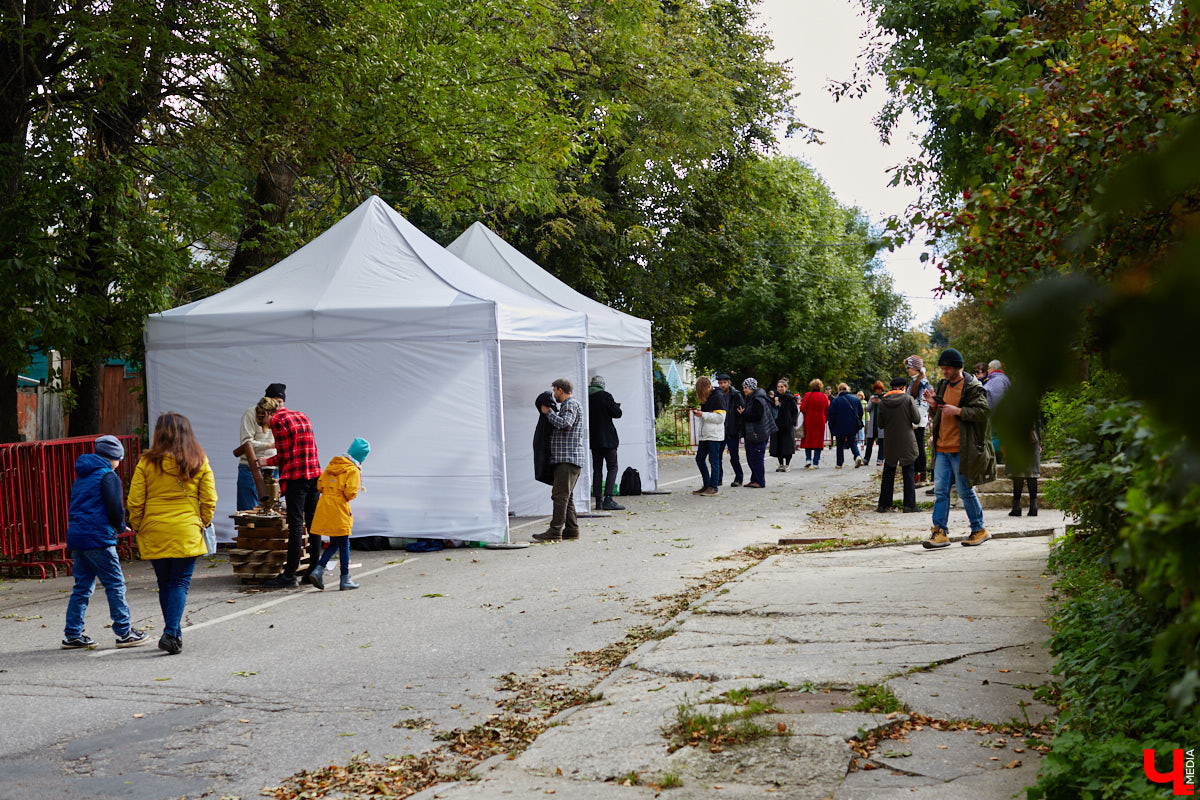 В субботу в центре Владимира на улице Музейная было необычно людно. Не привязываясь к каким-либо датам, а исходя исключительно из желания и своих возможностей, Розановский центр при поддержке Московской международной киношколы и центра современной культуры «Флигель» организовал здесь фестиваль «Лица улиц».