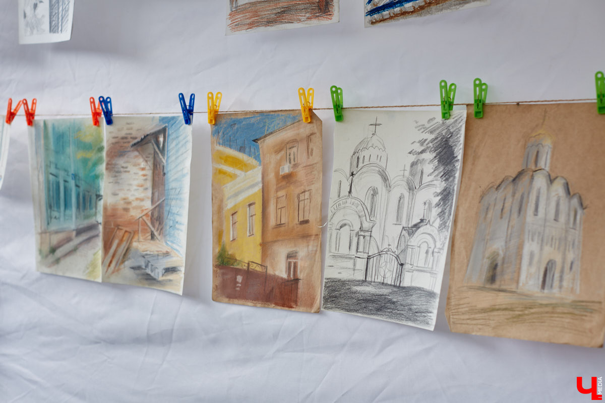 В субботу в центре Владимира на улице Музейная было необычно людно. Не привязываясь к каким-либо датам, а исходя исключительно из желания и своих возможностей, Розановский центр при поддержке Московской международной киношколы и центра современной культуры «Флигель» организовал здесь фестиваль «Лица улиц».