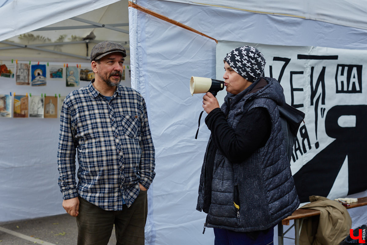 В субботу в центре Владимира на улице Музейная было необычно людно. Не привязываясь к каким-либо датам, а исходя исключительно из желания и своих возможностей, Розановский центр при поддержке Московской международной киношколы и центра современной культуры «Флигель» организовал здесь фестиваль «Лица улиц».