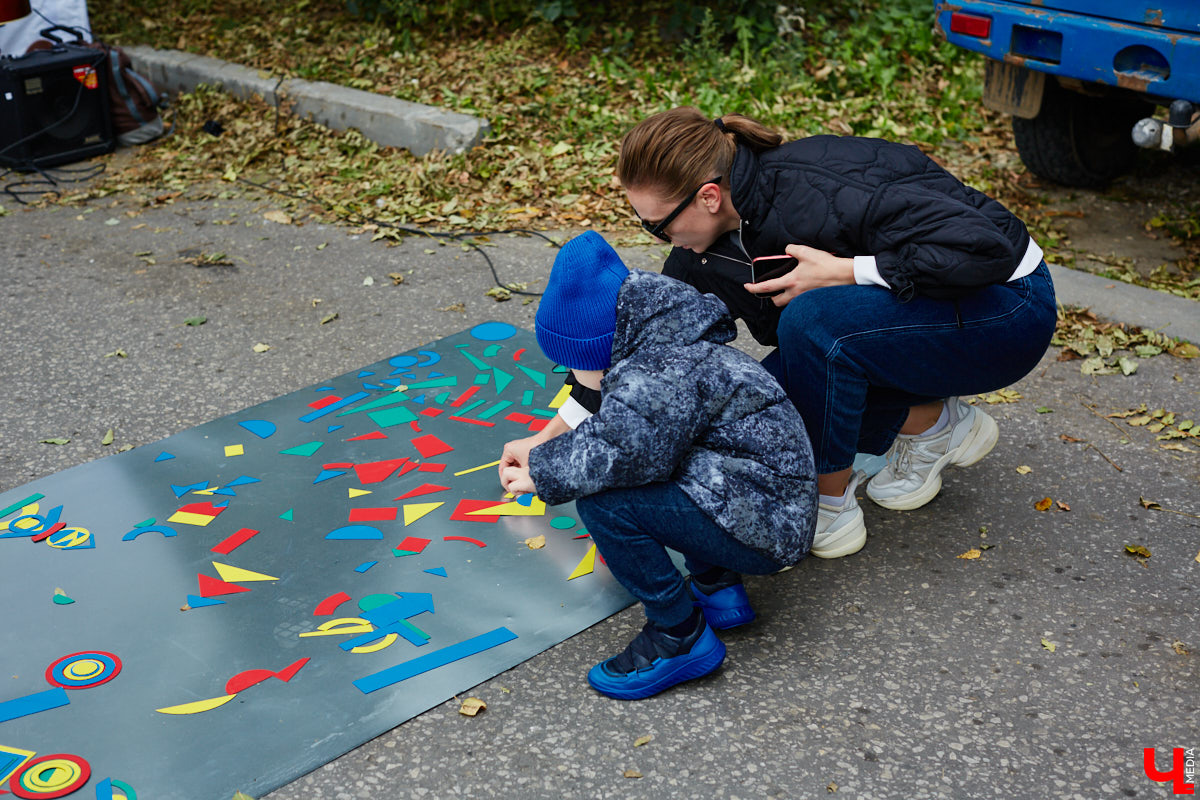 В субботу в центре Владимира на улице Музейная было необычно людно. Не привязываясь к каким-либо датам, а исходя исключительно из желания и своих возможностей, Розановский центр при поддержке Московской международной киношколы и центра современной культуры «Флигель» организовал здесь фестиваль «Лица улиц».